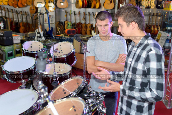 they are presenting a drum. Стоковое фото, агентство Ingram Publishing / Фотобанк Лори