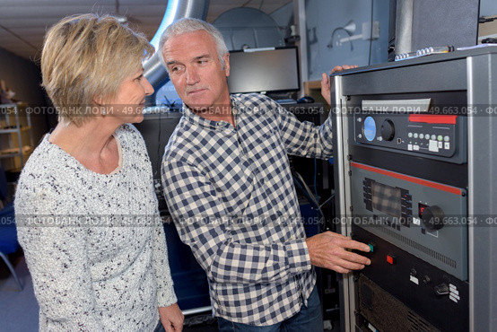 they are showing a complex machine. Стоковое фото, агентство Ingram Publishing / Фотобанк Лори