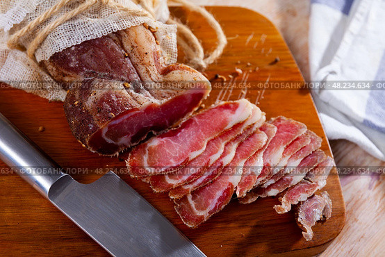 Thinly sliced cured pork sirloin meat. Стоковое фото, фотограф Яков Филимонов / Фотобанк Лори