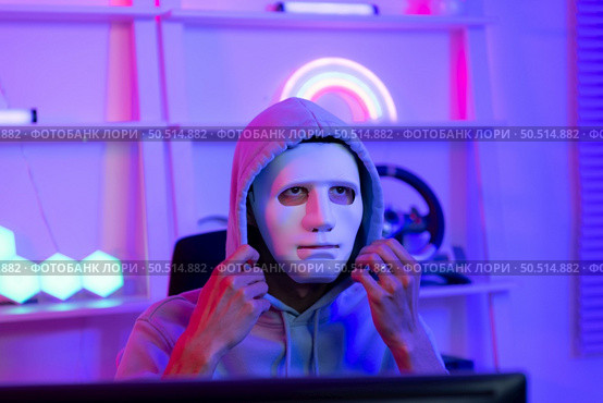 This is the face of a hacker who is knowledgeable with operating systems and other programs. He will exploit flaws and breach the computer system to cause damage. Стоковое фото, агентство Ingram Publishing / Фотобанк Лори