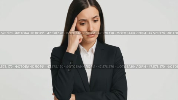 Thoughtful businesswoman pondering decisions with focused expressions in corporate setting. Стоковое AI-видео, аниматор Владимир Федоров / Фотобанк Лори