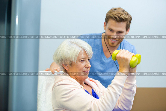 thoughtful female retiree pumping iron. Стоковое фото, агентство Ingram Publishing / Фотобанк Лори