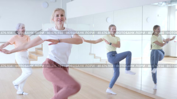 Three ladies of different ages dancing together in light dance studio indoor. Стоковое видео, видеограф Яков Филимонов / Фотобанк Лори