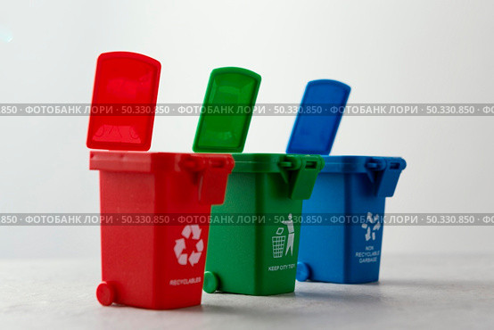 three miniature recycle bins. High resolution photo. three miniature recycle bins. High quality photo. Стоковое фото, агентство Ingram Publishing / Фотобанк Лори