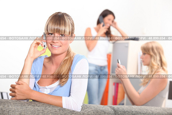 Three women using telephones at home. Стоковое фото, агентство Ingram Publishing / Фотобанк Лори