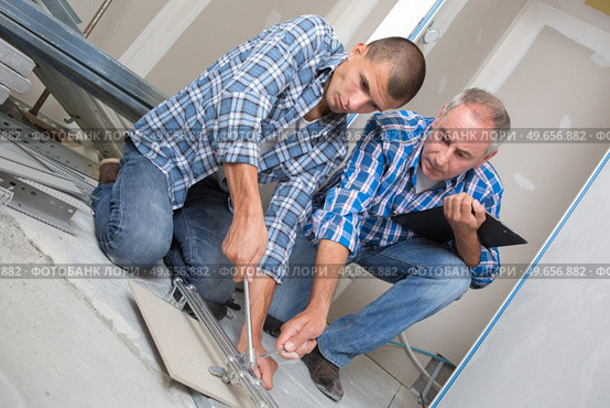 tile cutting worker working with floor tile cutting. Стоковое фото, агентство Ingram Publishing / Фотобанк Лори