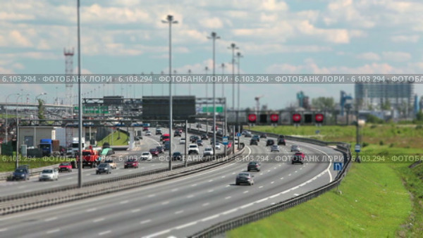Tilt-shift эффект. Кольцевая автодорога в районе Пулковского шоссе. Санкт-Петербург (2014 год). Стоковое видео, видеограф Кекяляйнен Андрей / Фотобанк Лори