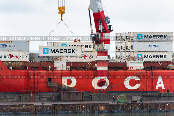 Time lapse: container terminal commercial sea port, unloaded container ship Sevmorput - Russian nuclear-powered icebreaker lighter aboard ship carrier (2019 год). Редакционное фото, фотограф А. А. Пирагис / Фотобанк Лори
