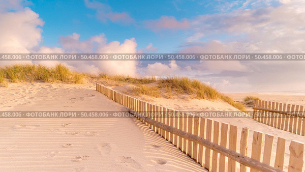 Timelapse shot of a beach with clouds in the sky. Стоковое фото, агентство Ingram Publishing / Фотобанк Лори