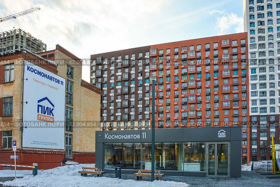 Типовой  фасад многоквартирного жилого дома . Концепция продажи нежвижимости. Редакционное фото, фотограф Сергеев Валерий / Фотобанк Лори