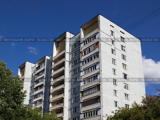 Типовой жилой шестнадцатиэтажный дом серии II-68 (2020 год). Редакционное фото, фотограф Елена Орлова / Фотобанк Лори