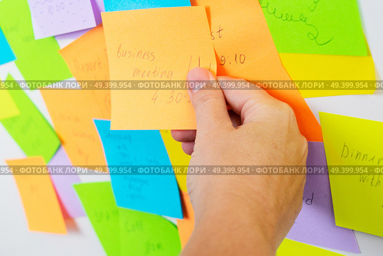 To do list - multicolored task notes with hand choosing one close up. To do lists. Стоковое фото, агентство Ingram Publishing / Фотобанк Лори