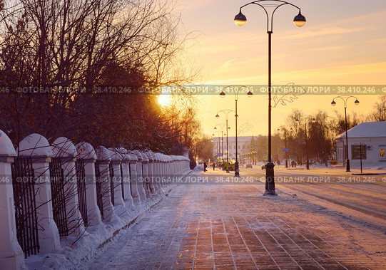 Tobolsk in winter. Semyon Remezov Street in golden light at sunset. Редакционное фото, фотограф ArhSib / Фотобанк Лори