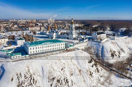 Тобольск зимой. Тобольский кремль - самая большая каменная крепость в Сибири. Вид с воздуха. Tobolsk in winter. Tobolsk Kremlin - the sole stone fortress in Siberia. Aerial view. (2022 год). Редакционное фото, фотограф Евгений Романов / Фотобанк Лори
