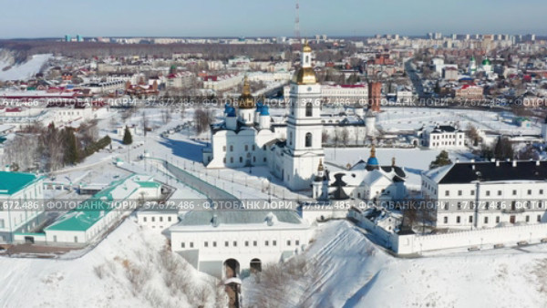 Тобольск зимой. Тобольский кремль - самая большая каменная крепость в Сибири. Вид с воздуха. Tobolsk in winter. Tobolsk Kremlin - the sole stone fortress in Siberia. Aerial view. (2022 год). Редакционное видео, видеограф Евгений Романов / Фотобанк Лори