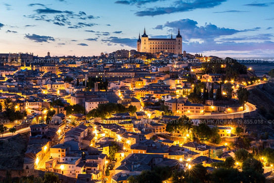 Toledo Cityscape with Alcazar at dusk in Madrid Spain. Стоковое фото, агентство Ingram Publishing / Фотобанк Лори