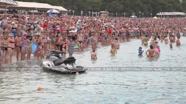 Толпа людей на пляже в Геленджике во время карнавала на воде (2015 год). Редакционное видео, видеограф Кирилл Трифонов / Фотобанк Лори