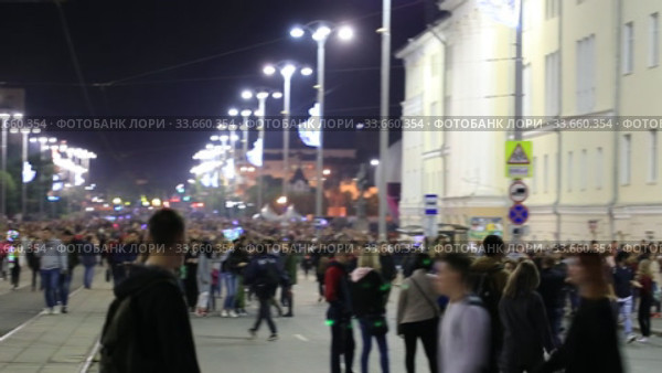 Толпа на ночных улицах города. Полицейский автомобиль с мигалками. Редакционное видео, видеограф Евгений Ткачёв / Фотобанк Лори