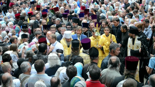 Толпа паломников на улице в городе. День Крещения Руси и 1000-летие преставления святого равноапостольного великого князя Владимира в г.Киев (Украина) (2015 год). Редакционное видео, видеограф FMRU / Фотобанк Лори
