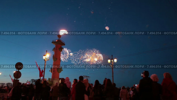 Толпы народу на салюте в Санкт-Петербурге в честь праздника День Победы. Вид со стрелки Васильевского острова (2015 год). Редакционное видео, видеограф Кекяляйнен Андрей / Фотобанк Лори