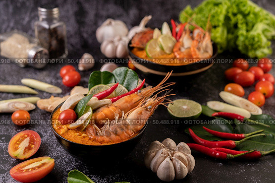 Tom Yum Kung in a bowl with tomato, chili, lemongrass, garlic, lemon, and kaffir lime leaves. Стоковое фото, агентство Ingram Publishing / Фотобанк Лори