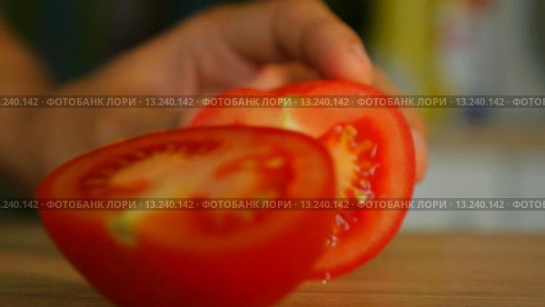 Томат разрезают пополам. Стоковое видео, видеограф Павел Котельников / Фотобанк Лори