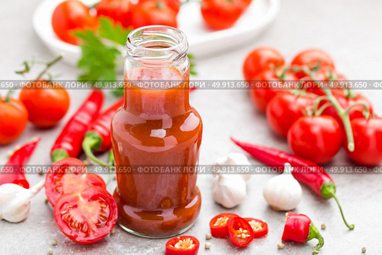 Tomato ketchup, chilli sauce, tomatos puree with chili pepper, tomatoes and garlic. Стоковое фото, агентство Ingram Publishing / Фотобанк Лори