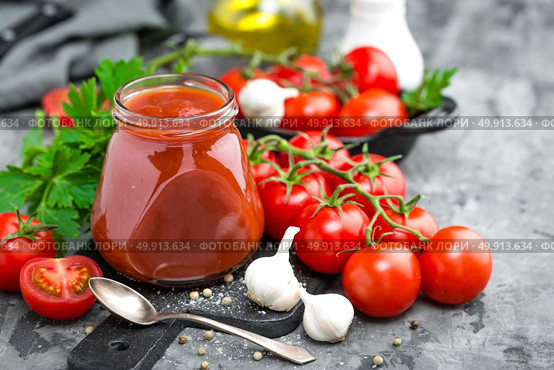 Tomato paste and fresh tomatoes, tomatos puree. Стоковое фото, агентство Ingram Publishing / Фотобанк Лори