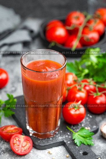 tomatoes; food; red; fresh; background; vegetable; ripe; organic; healthy; cherry; vegetarian; ingredient; green; natural; juice; juicy; raw; closeup; nutrition; tasty; cut; drinking; table; cuisine; delicious; kitchen; cherry tomatoes; cherry tomato; tomato juice; tomato juice glass; glass; slice; vitamin; freshness; fresh tomato; diet; tomatos; small; gourmet; tomato; drink; beverage; healthy; liquid; smoothie; detox; cocktail; bloody mary; bloody mary cocktail;. Tomato juice and fresh tomatoes. Стоковое фото, агентство Ingram Publishing / Фотобанк Лори