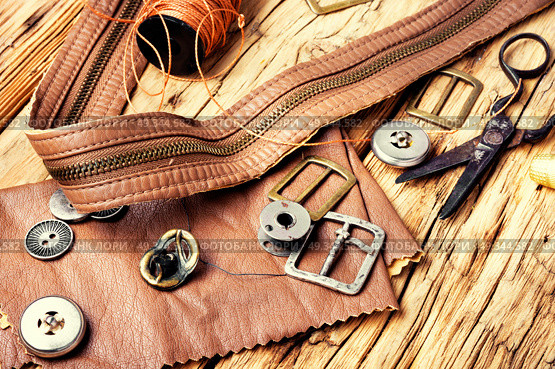 Tools for leather craft. Working tools and cut out pieces of leather. Стоковое фото, агентство Ingram Publishing / Фотобанк Лори