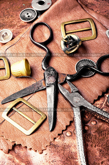 Tools for leather craft. Working tools and cut out pieces of leather. Стоковое фото, агентство Ingram Publishing / Фотобанк Лори