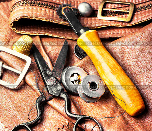 Tools of a tanner for working with leather. Working tools and cut out pieces of leather. Стоковое фото, агентство Ingram Publishing / Фотобанк Лори