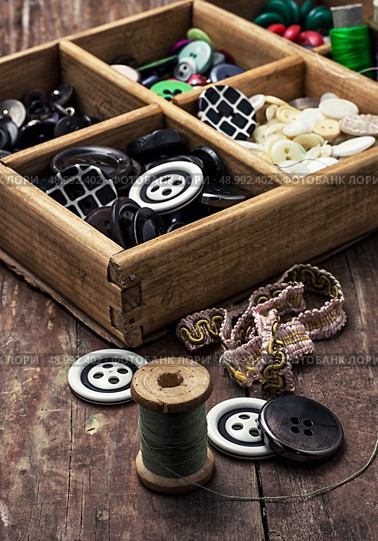 tools seamstresses on wooden background.the image is tinted in vintage style. Стоковое фото, агентство Ingram Publishing / Фотобанк Лори