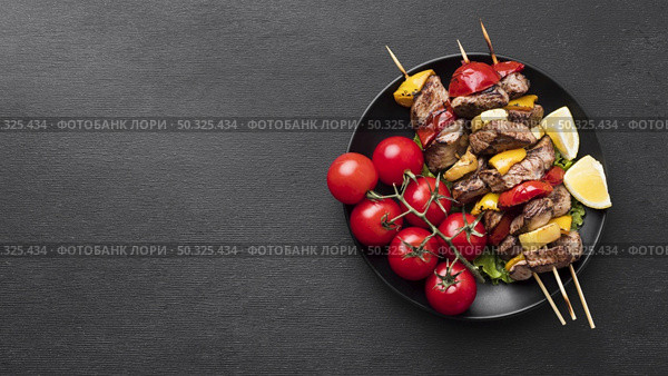 top view delicious kebab with tomatoes copy space. Resolution and high quality beautiful photo. top view delicious kebab with tomatoes copy space. High quality and resolution beautiful photo concept. Стоковое фото, агентство Ingram Publishing / Фотобанк Лори