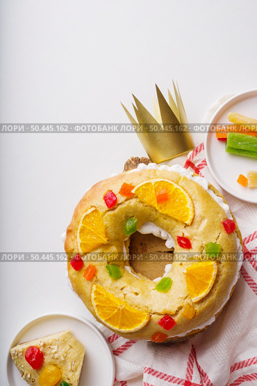 top view epiphany day desserts with sweets crown. Стоковое фото, агентство Ingram Publishing / Фотобанк Лори