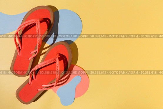 top view flip flops copy space. Стоковое фото, агентство Ingram Publishing / Фотобанк Лори