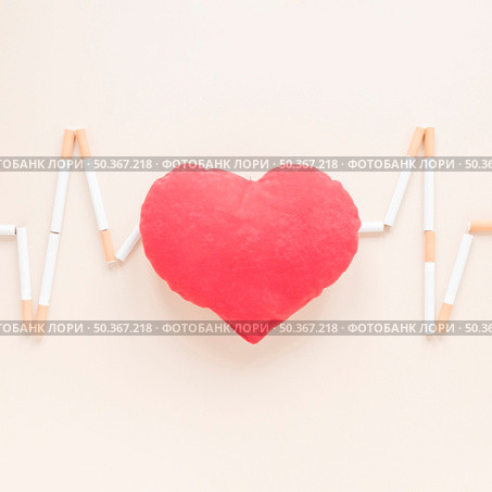 top view heart surrounded by cigarettes. Стоковое фото, агентство Ingram Publishing / Фотобанк Лори