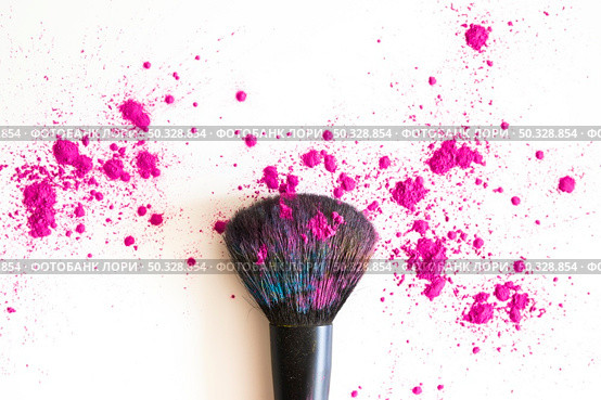top view make up brush pink face powder. High resolution photo. top view make up brush pink face powder. High quality photo. Стоковое фото, агентство Ingram Publishing / Фотобанк Лори