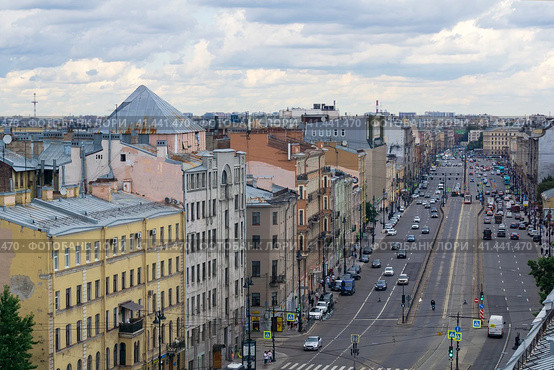 Top view of Ligovsky Prospekt in the historical center of St. Petersburg before the rain (2023 год). Редакционное фото, фотограф Евгений Харитонов / Фотобанк Лори