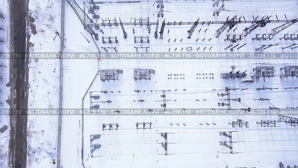 Top view of small electrical substation with rows of transformers in suburbs. Стоковое фото, фотограф David Kashakhi / Фотобанк Лори