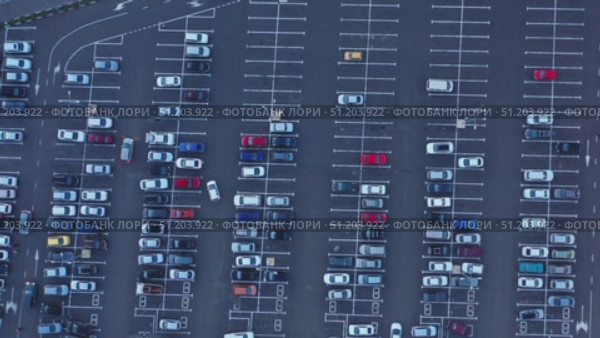 Top view on mall parking with cars. Стоковое видео, видеограф Михаил Коханчиков / Фотобанк Лори