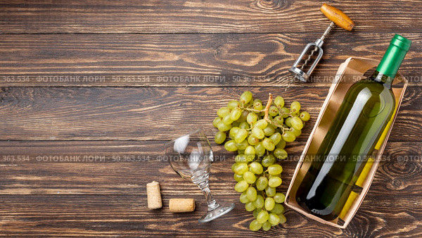 top view organic grapes wine. Стоковое фото, агентство Ingram Publishing / Фотобанк Лори
