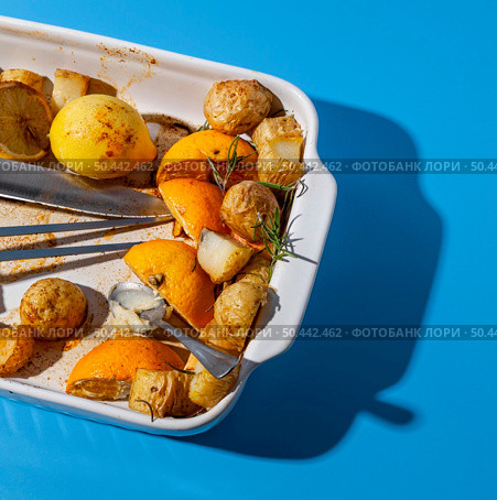 top view potatoes lemon leftovers. Стоковое фото, агентство Ingram Publishing / Фотобанк Лори
