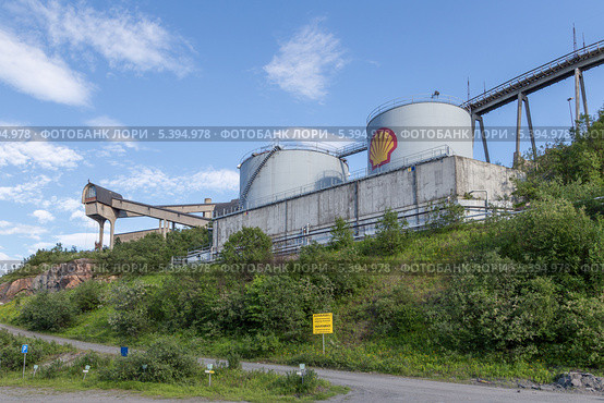 Топливные баки компании Shell около причала в Киркенесе (2013 год). Редакционное фото, фотограф Алексей Шматков / Фотобанк Лори