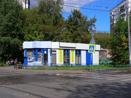 Торговая палатка. Улица Погонный проезд. Район Богородское. Город Москва (2012 год). Редакционное фото, фотограф lana1501 / Фотобанк Лори