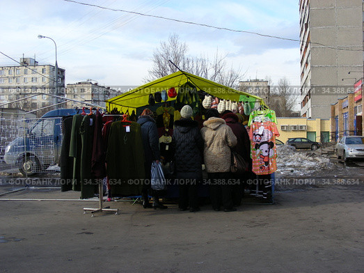 Торговля вещами на Хабаровской улице. Район Гольяново. Город Москва (2010 год). Редакционное фото, фотограф lana1501 / Фотобанк Лори