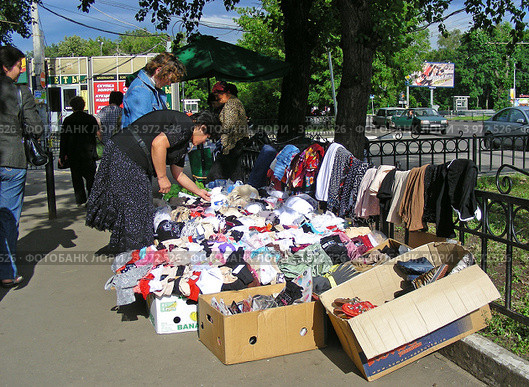 Торговля вещами на улице Измайловское шоссе, район Измайлово, Москва (2012 год). Редакционное фото, фотограф lana1501 / Фотобанк Лори