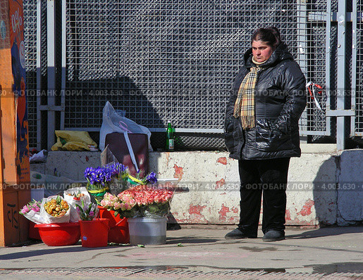 Торговля живыми цветами на улице Воздвиженка, Москва (2012 год). Редакционное фото, фотограф lana1501 / Фотобанк Лори