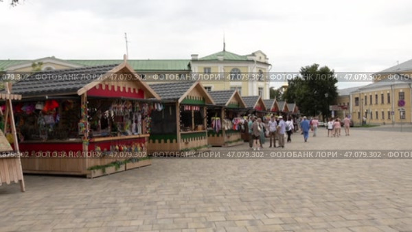 Торговые ряды в старинном русском городе Суздале. Июль. Shopping arcades in the ancient Russian city Suzdal. July. Редакционное видео, видеограф Горшков Александр / Фотобанк Лори