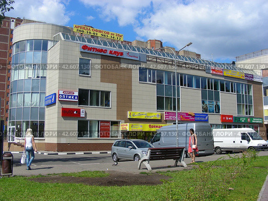 Торговый центр "Карат". Улица Ленина, 1а. Город Реутов. Балашихинский район. Московская область (2012 год). Редакционное фото, фотограф lana1501 / Фотобанк Лори